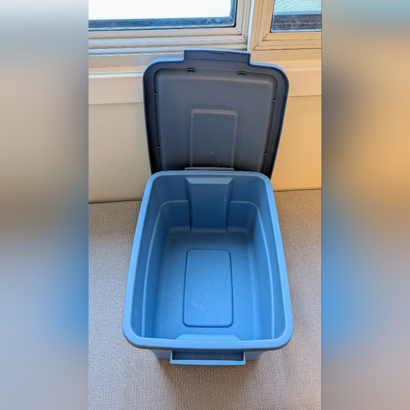 Rubbermaid Roughneck Blue Storage Container - Picture 3 of 3